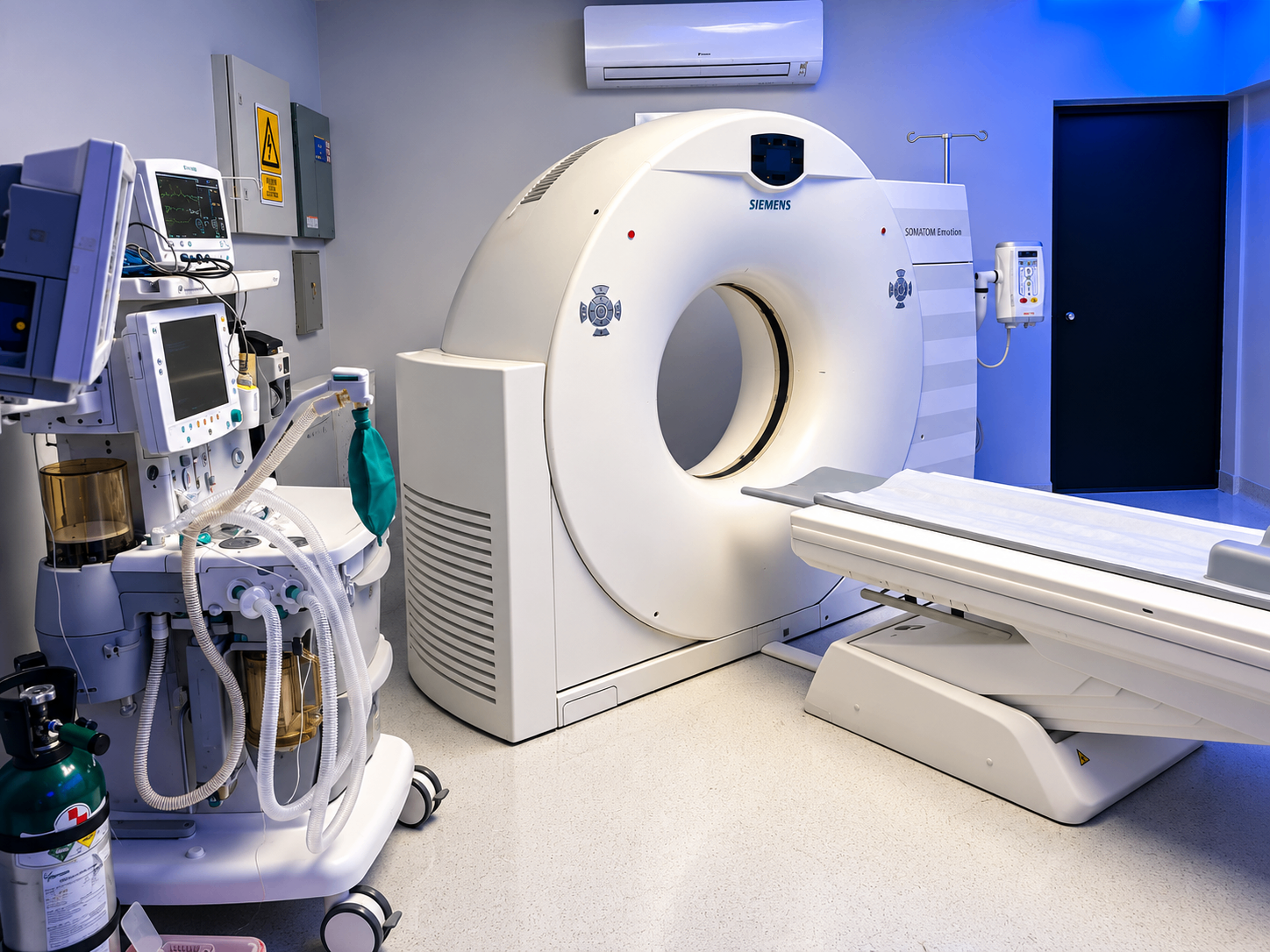 Sala de tomografía con mesa de exploración en Radiología Alta Especialidad