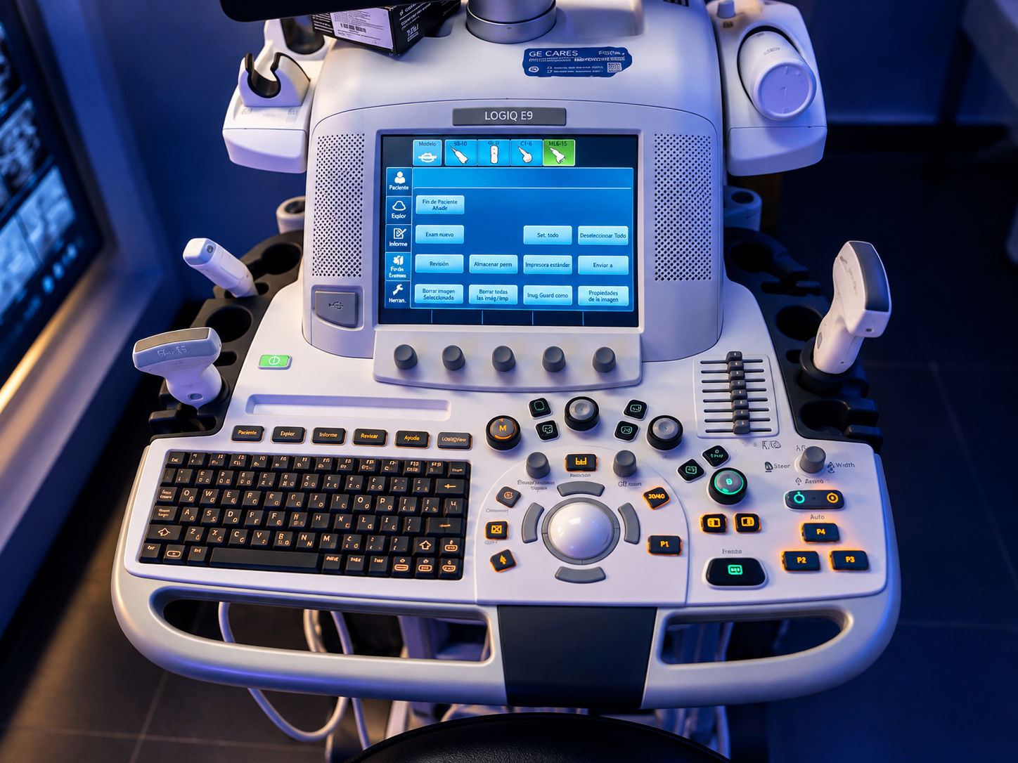 Consola del equipo de ultrasonido GE LOGIQ E8 with XDclear, usado para estudios Doppler y elastografía